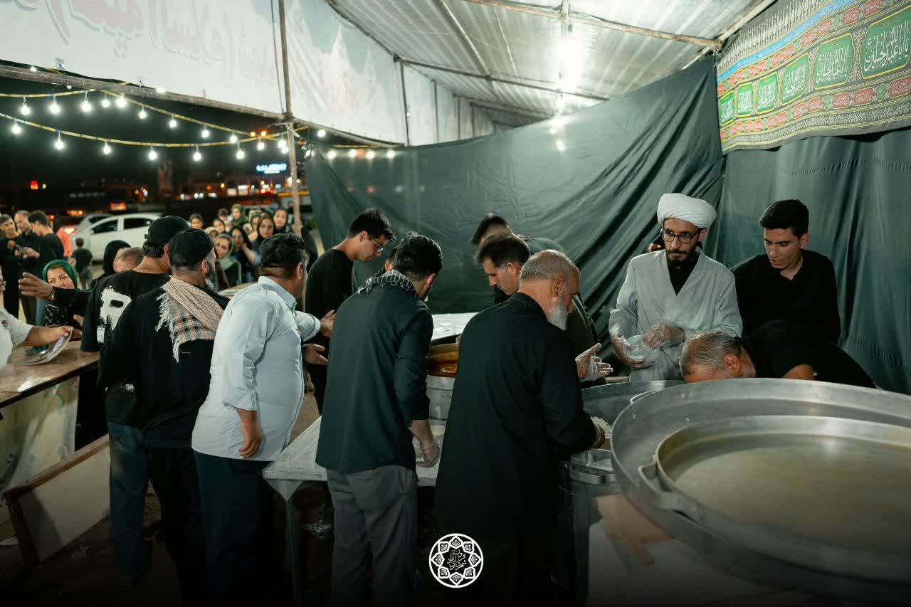 موکب احرار الرضا(ع) شهدای شهر فرون آباد در خط مقدم خدمت‌رسانی به زائران رهبر شهید