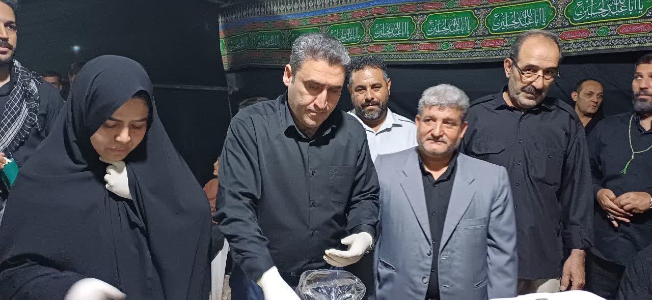 خدمت‌رسانی شهردار و اعضای شورای شهر فرون آباد به زائران رهبر شهید