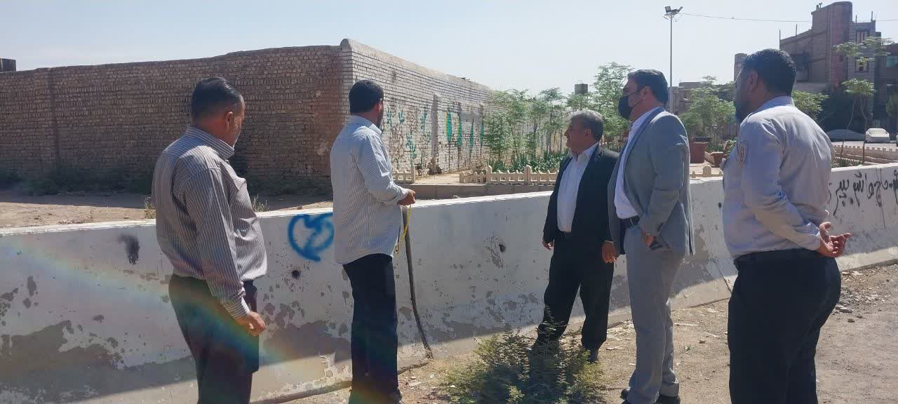 بازدید شهردار فرون آباد از نقاط سیل خیز شهر/ لزوم تسریع در لایروبی و پاکسازی کانال ها و مسیل ها