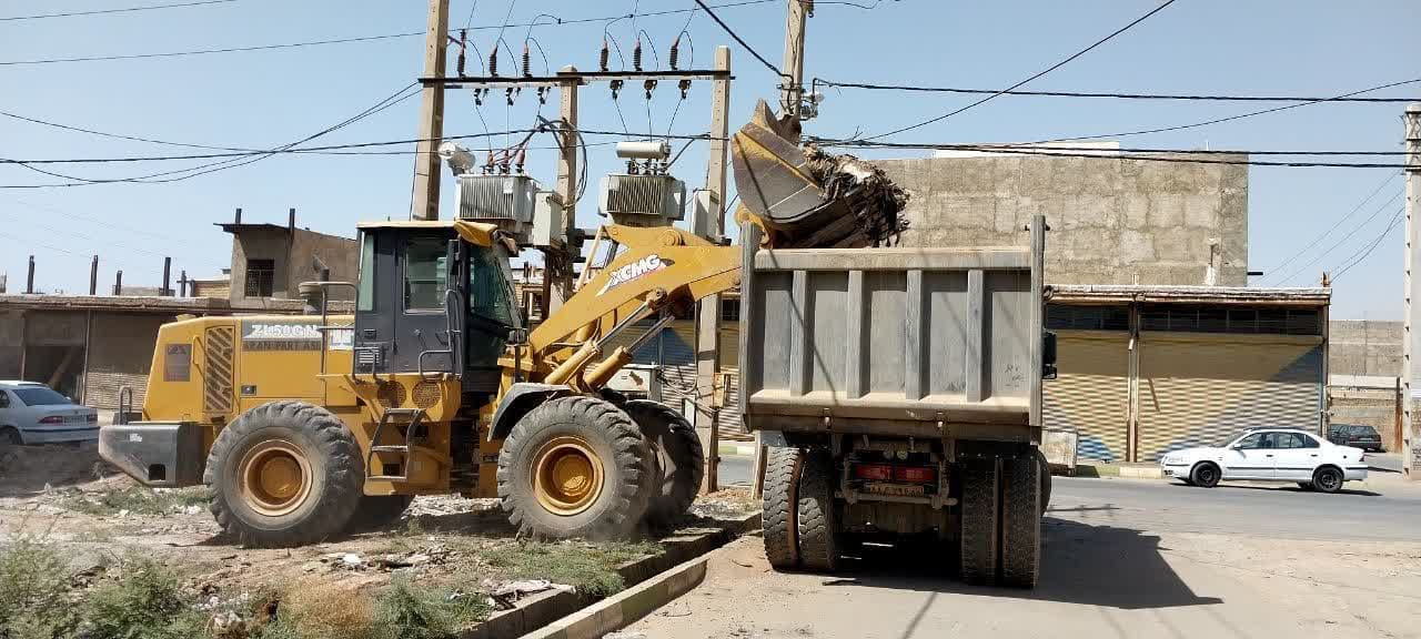  تداوم طرح جهادی جمع آوری نخاله های ساختمانی توسط حوزه خدمات شهری شهرداری فرون آباد