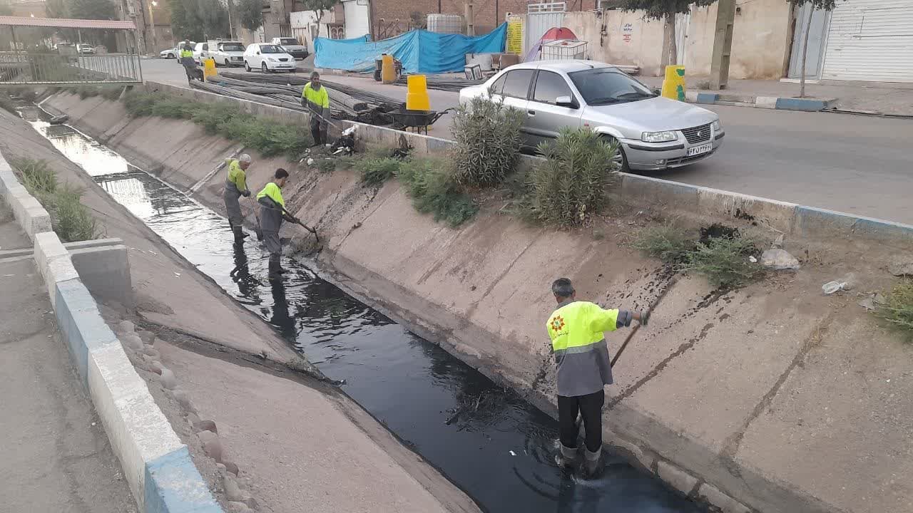  سرپرست شهرداری: لایروبی انهار سطح شهر فرون آباد آغاز شد