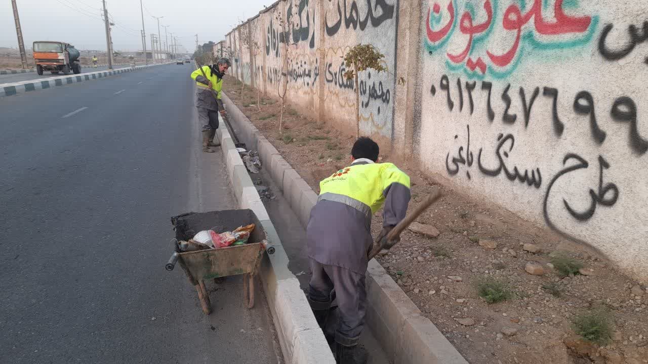  سرپرست شهرداری: عملیات لایروبی انهار و جداول شهر فرون آباد ادامه دارد 