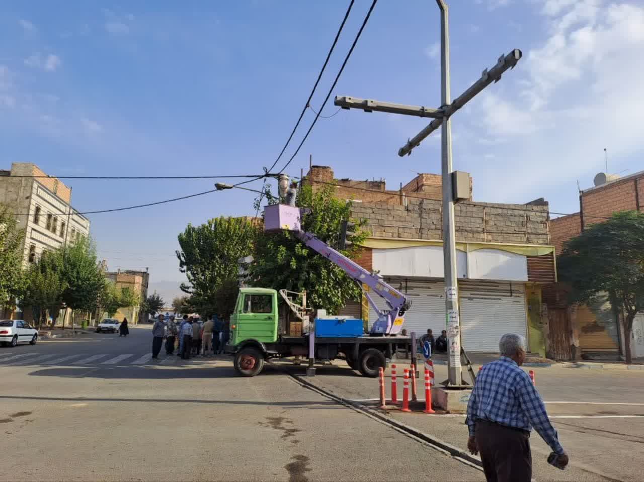  طرح جهادی روشنایی معابر شهری فرون آباد ادامه دارد