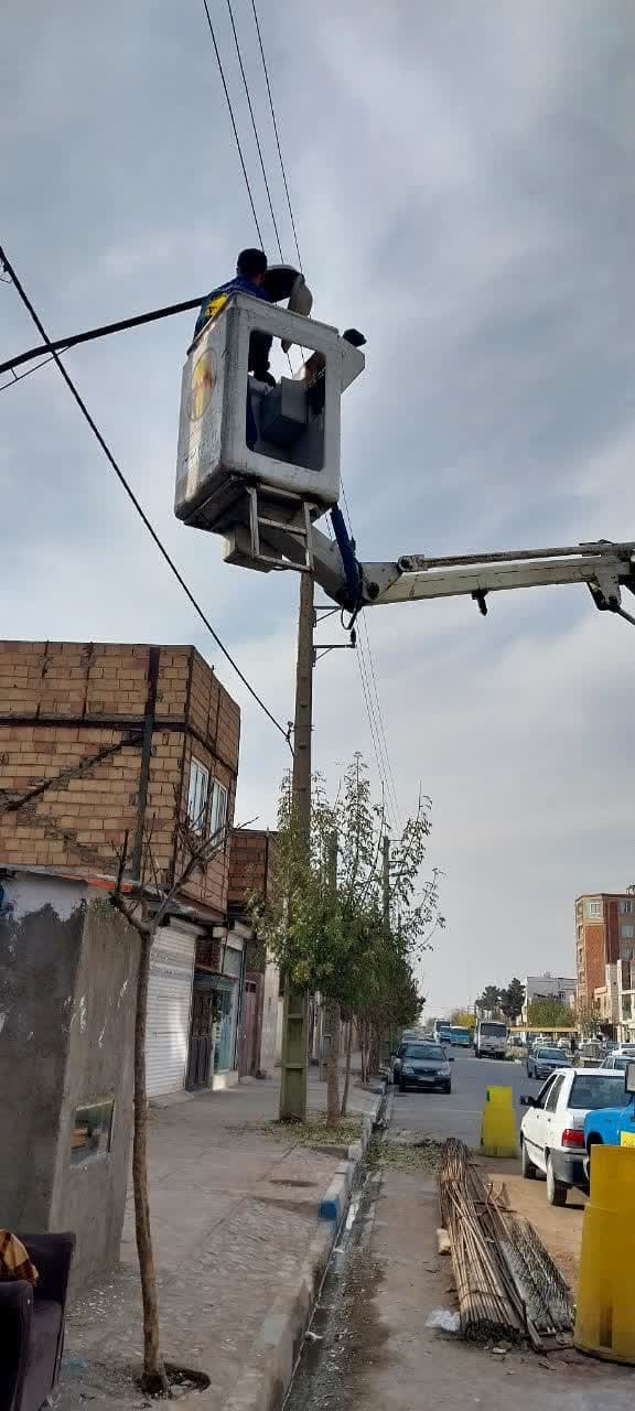  تأمین روشنایی معابر شهری فرون آباد ادامه دارد 