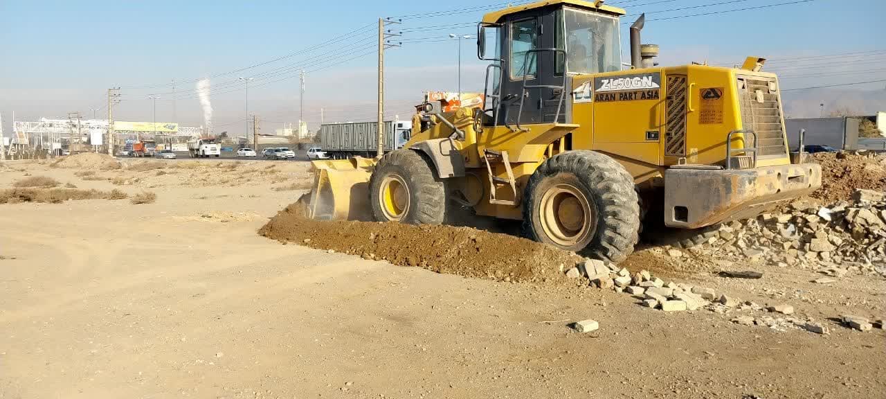 طرح نخاله برداری و تسطیح زمین های خالی معابر شهری فرون آباد انجام شد
