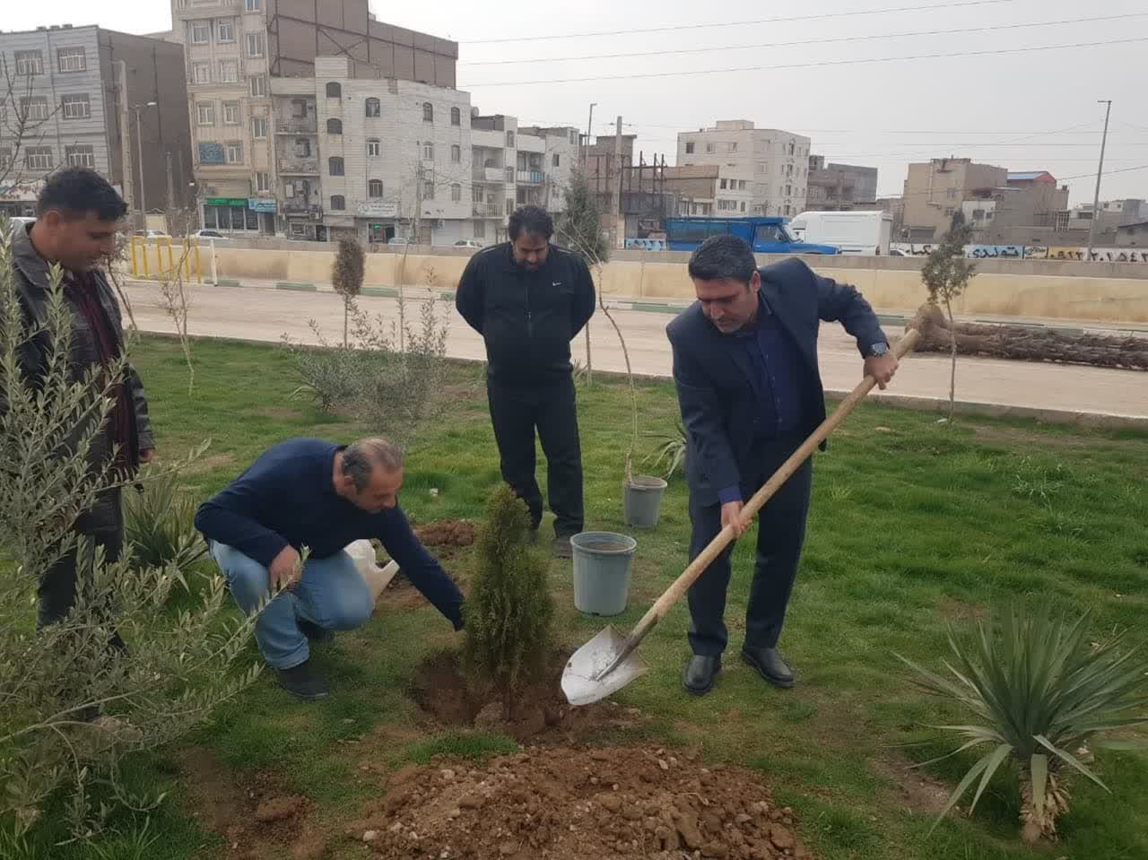  شهردار فرون آباد: برنامه های توسعه شهری را بر مبنای توجه به محیط زیست اجرا می کنیم