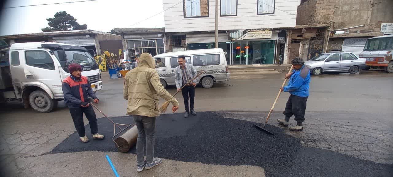  عملیات لکه گیری آسفالت معابر سطح شهر فرون آباد آغاز شد 