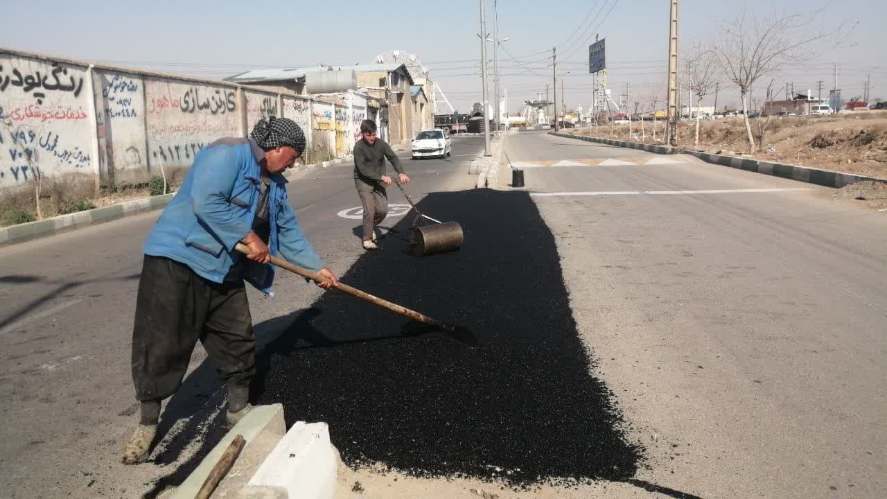  شهردار خبر داد؛ ادامه عملیات لکه گیری آسفالت معابر سطح شهر فرون آباد در طرح استقبال از بهار 1403