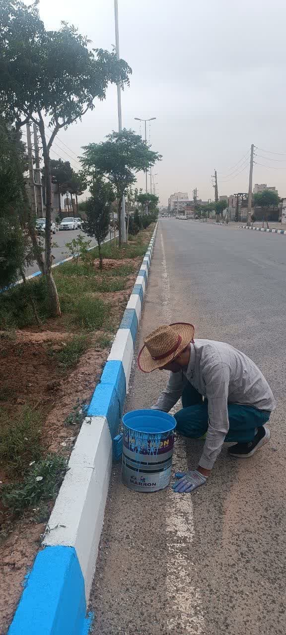  عملیات رنگ آمیزی جداول سطح شهر فرون آباد ادامه دارد