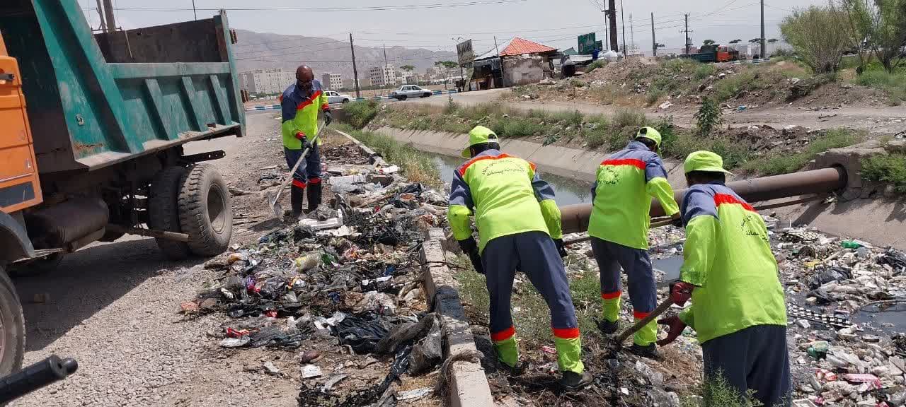  شهردار فرون آباد گفت: با تلاش نیروهای تلاشگر حوزه خدمات شهری، طرح پاکسازی انهار و کانال های سطح شهر انجام شد.