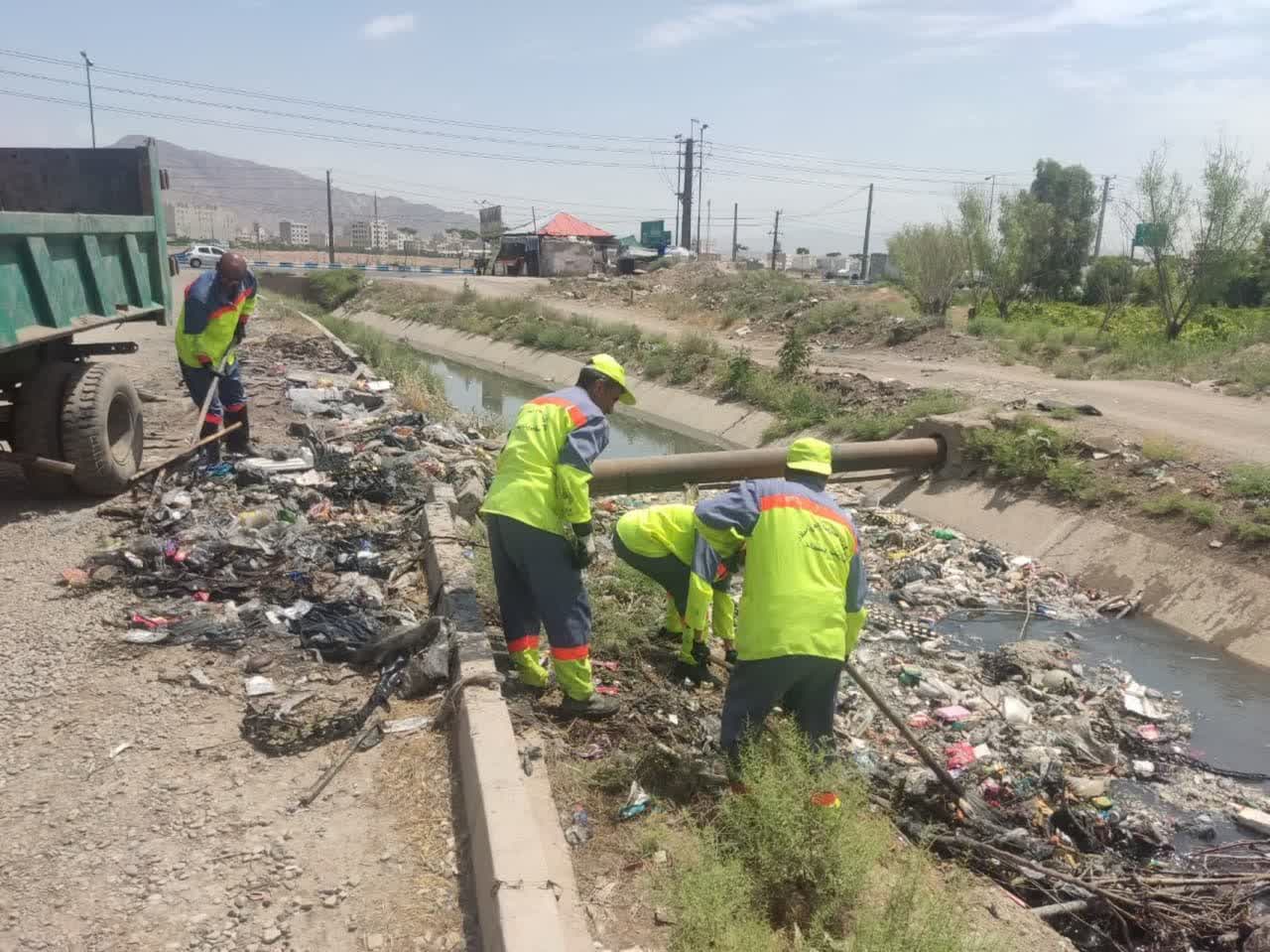  طرح پاکسازی انهار سطح شهر فرون آباد انجام شد