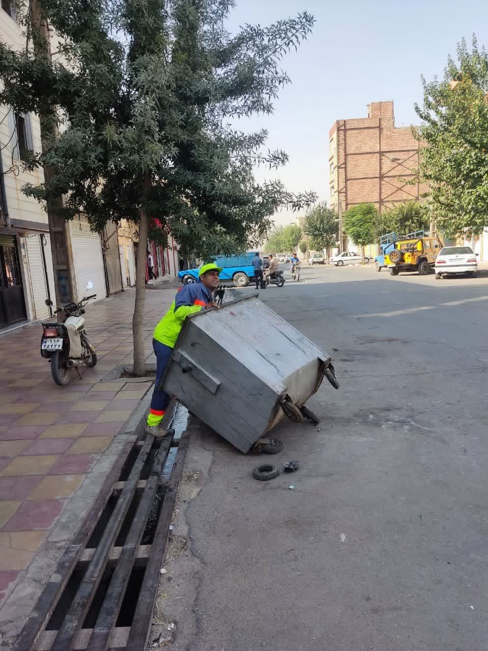  طرح تعمیر و بازسازی سطل‌های زباله سطح شهر فرون آباد ادامه دارد شهردار فرون آباد از اجرای طرح تعمیر و بازسازی سطل‌های زباله سطح شهر توسط حوزه خدمات شهر