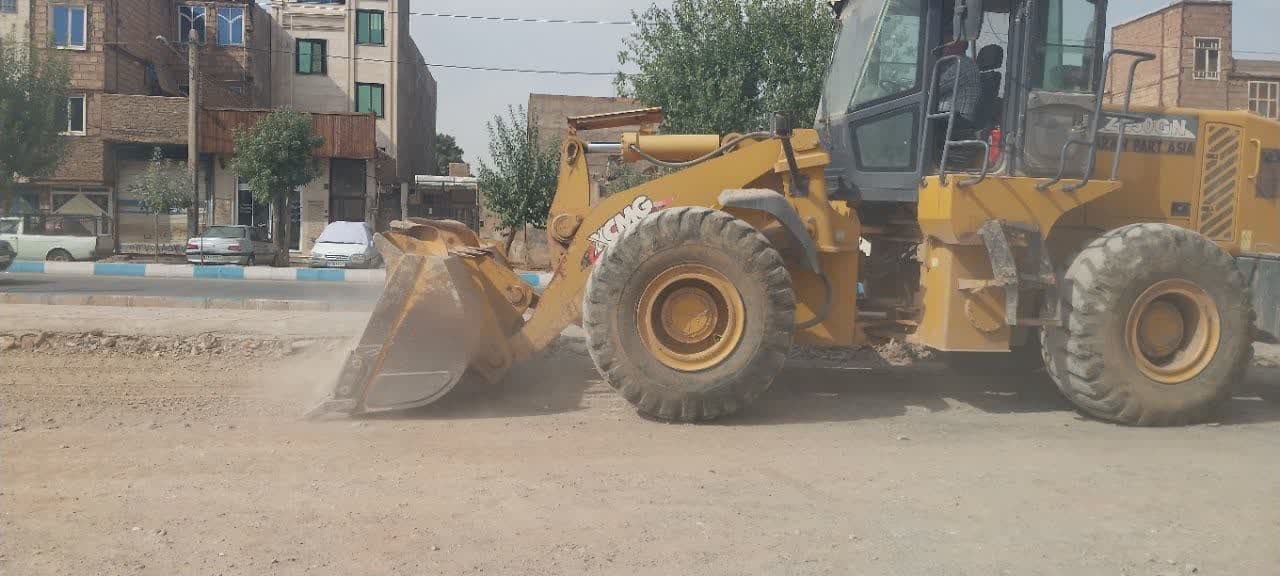 شهردار خبر داد؛ ادامه طرح نخاله برداری و تسطیح زمین های خالی معابر شهر فرون آباد 