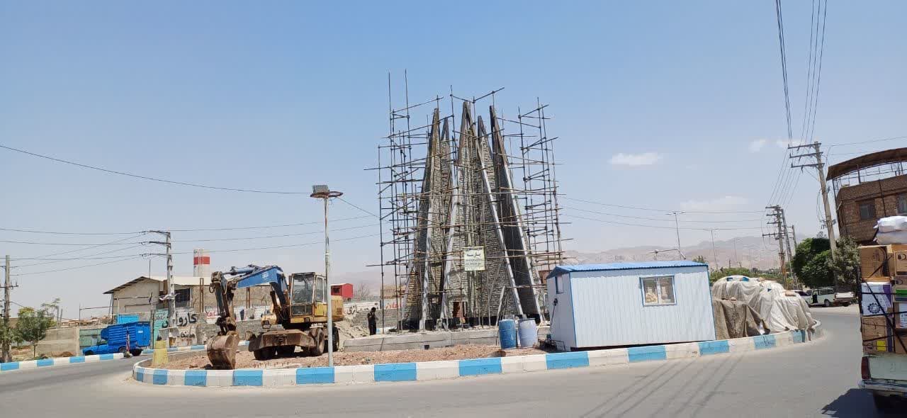  اجرای المان میدان احداثی در بلوار امام خمینی(ره) شهر فرون آباد با اعتباری بالغ بر 36 میلیارد ریال