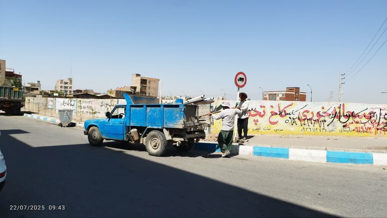 نصب تابلوهای ورود کامیون ممنوع در معابر شهر فرون آباد آغاز شد