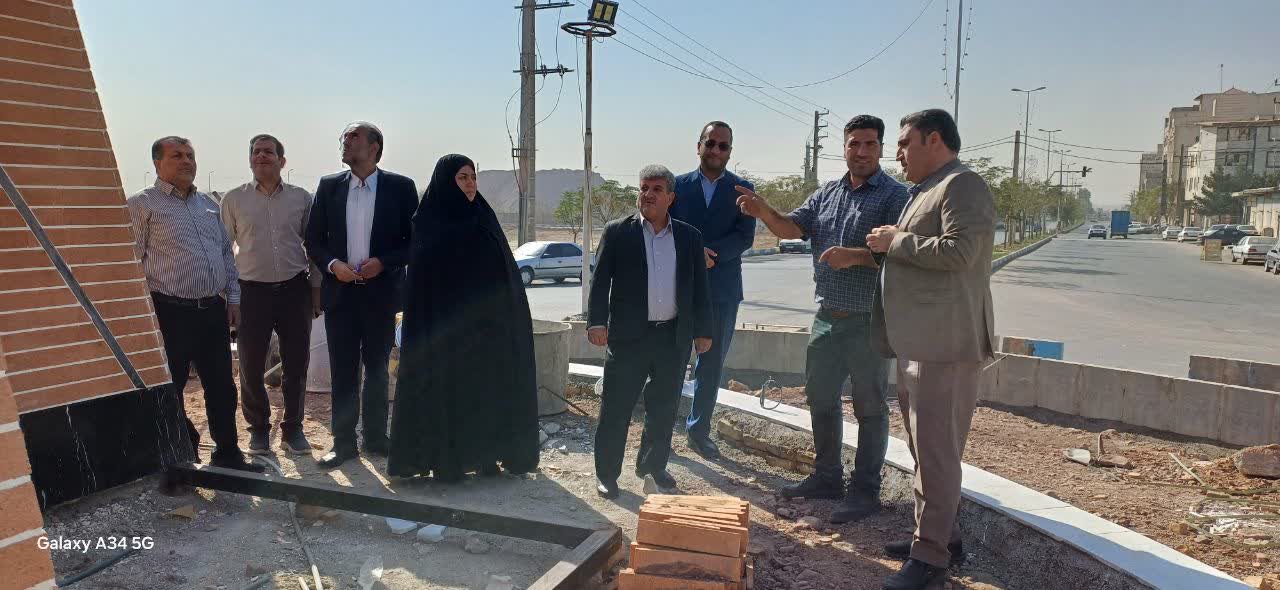  شهردار فرون آباد از روند احداث المان میدان بلوار امام خمینی (ره) بازدید کرد