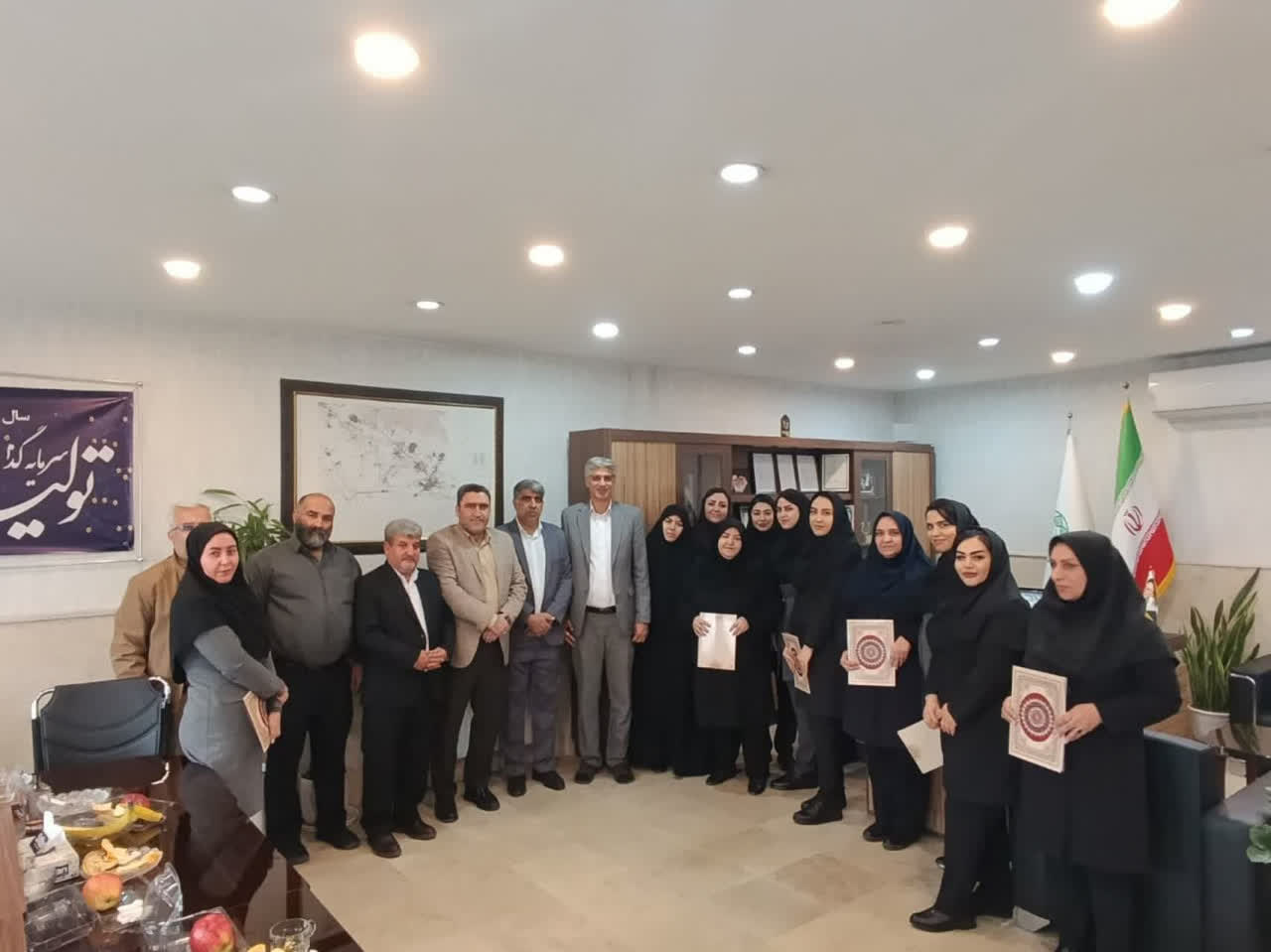  همزمان با هفته گرامیداشت زن و مقام مادر؛ آئین تجلیل از بانوان شاغل در شهرداری فرون آباد برگزار شد