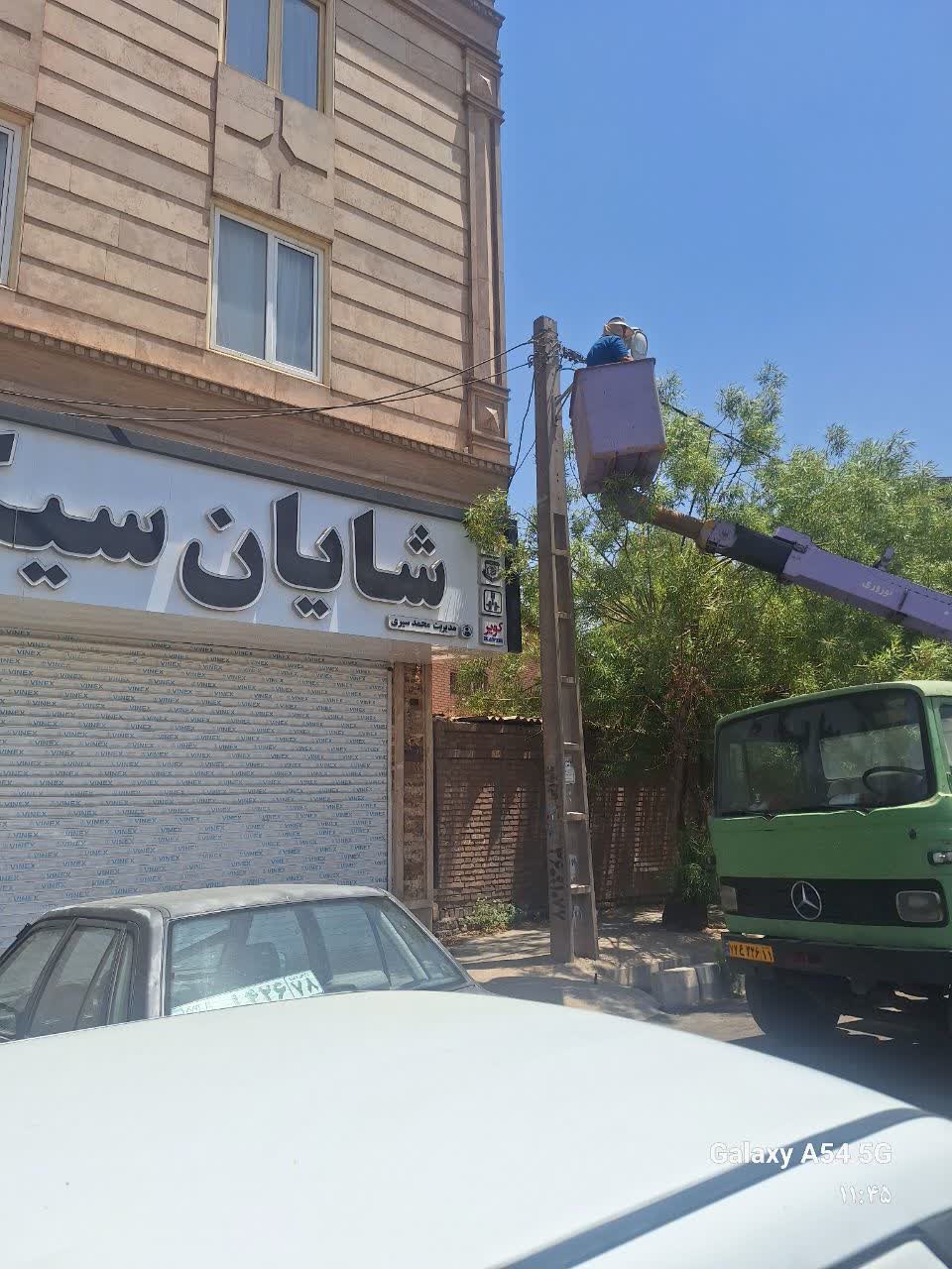 شهردار فرون آباد در ادامه طرح جهادی روشنایی معابر سطح شهر گفت: ارتقای خدمات شهری در اولویت برنامه‌های مدیریت شهری قرار دارد و تلاش می‌ شود نیازهای شهر