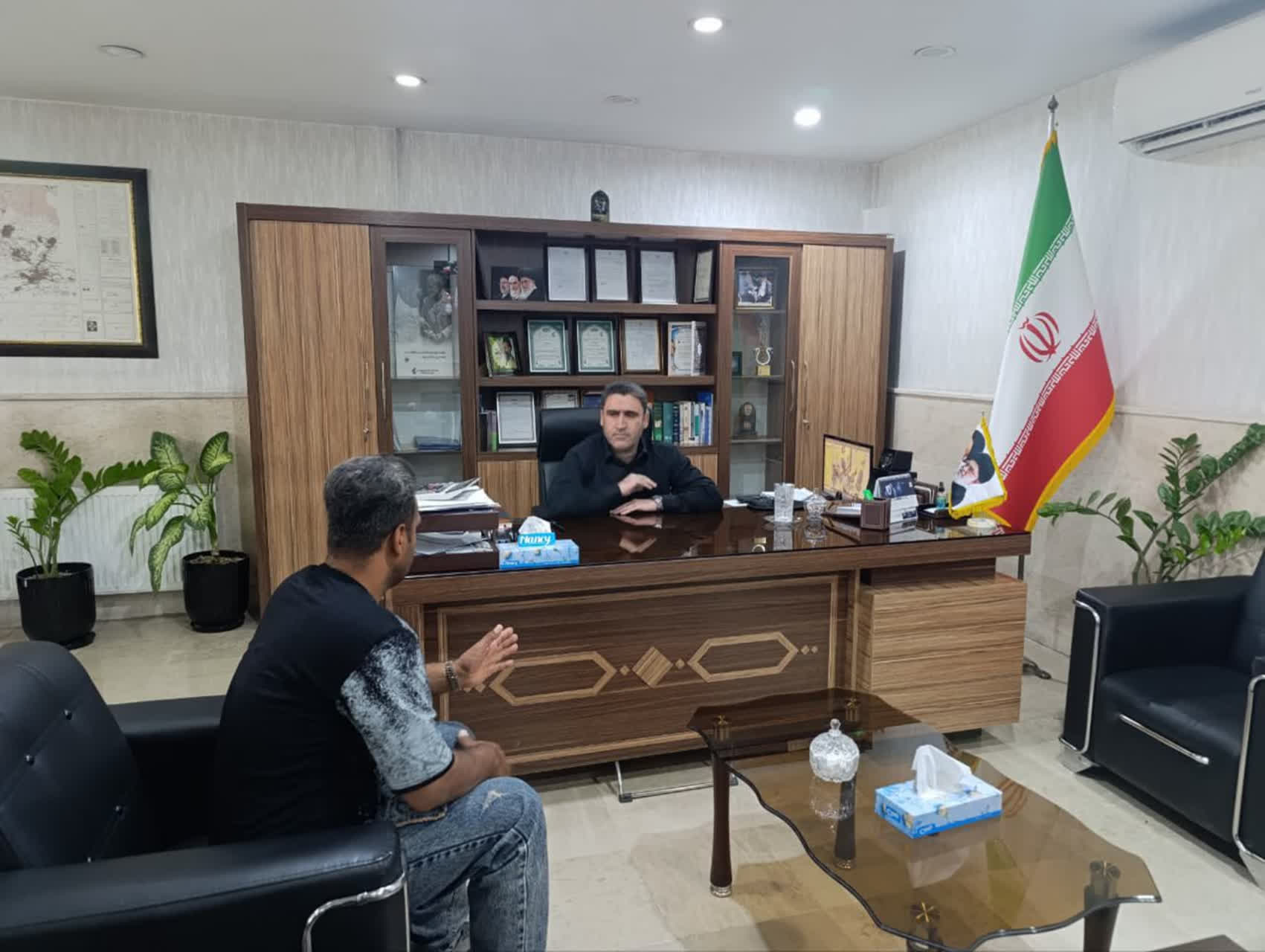 بررسی مشکلات 13 نفر از شهروندان در برنامه ملاقات مردمی شهردار فرون آباد