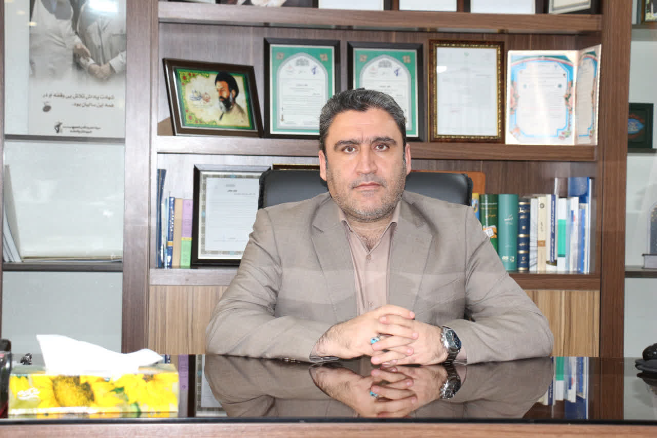 شهردار خبر داد؛ ساماندهی معابر شهر فرون آباد با پخش 200 تن آسفالت