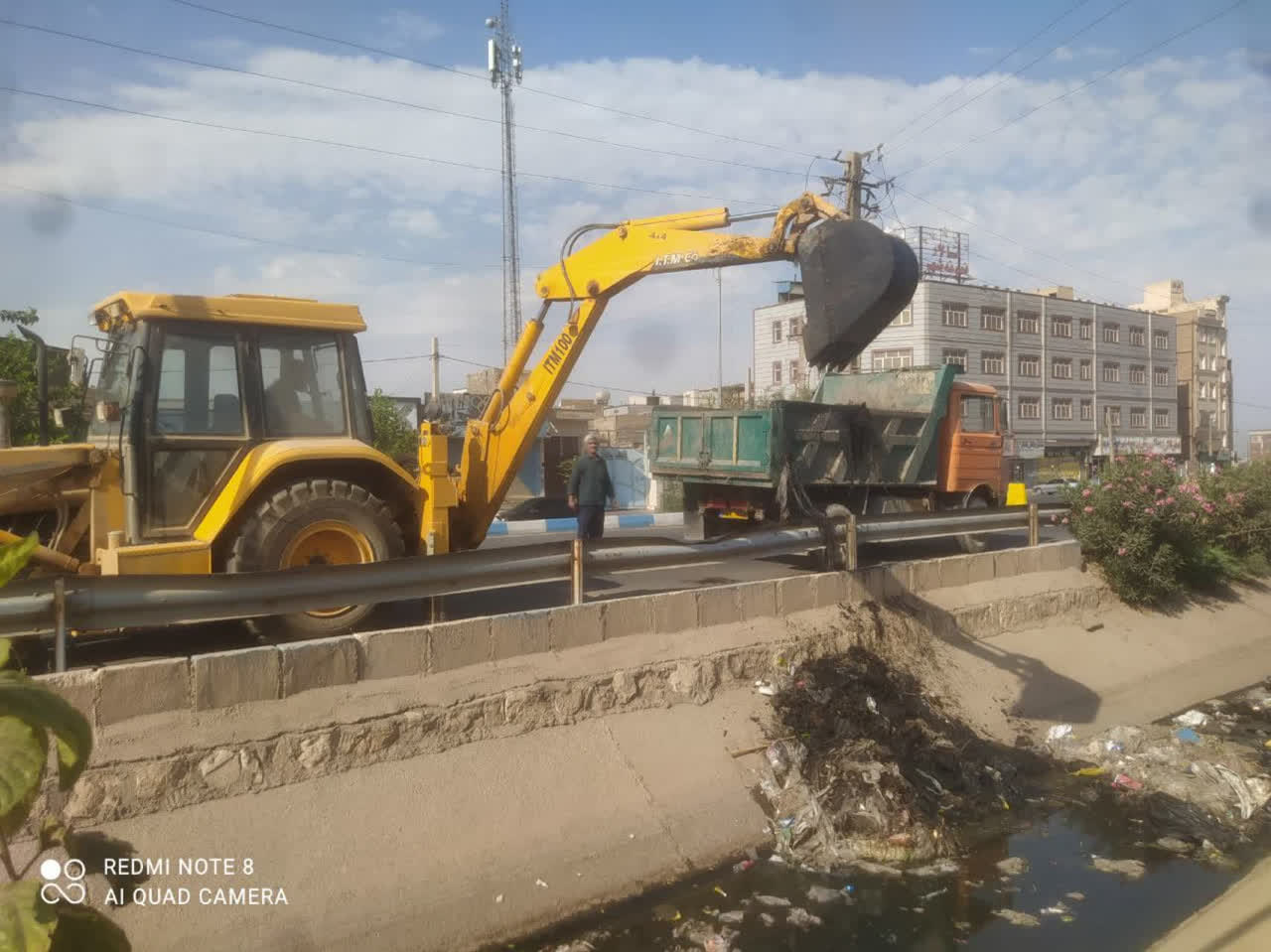 پاکسازی و لایروبی انهار روباز و روبسته در سطح شهر فرون آباد ادامه دارد