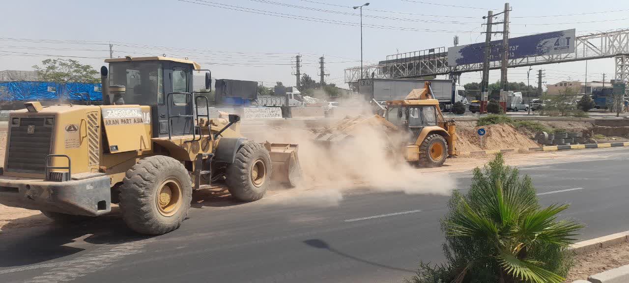 عملیات خاکریزی و آماده سازی بستر فضای سبز ورودی شهر فرون آباد آغاز شد