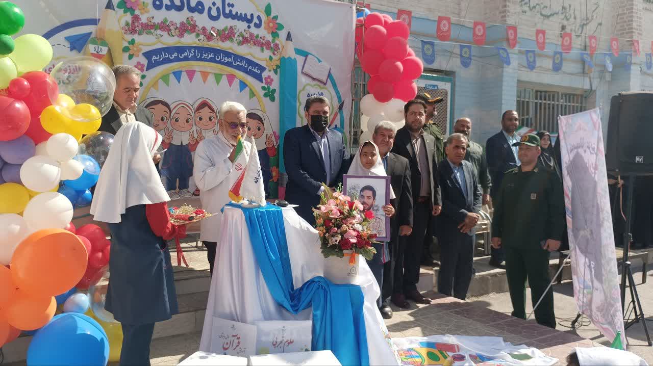 زنگ آغاز سال تحصیلی به یاد شهدای دانش‌آموز در شهر فرون آباد طنین انداز شد