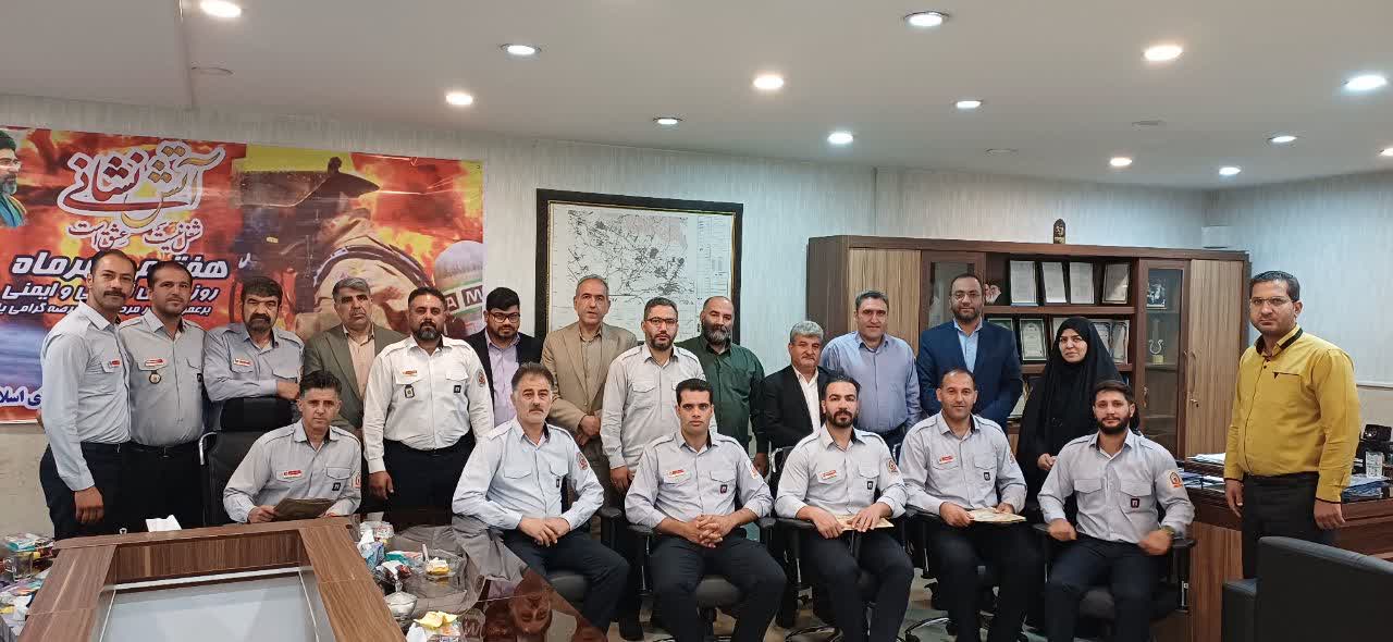 از آتش نشانان شهر فرون آباد تجلیل شد / تاکید شهر فرون آباد بر حفظ آمادگی و افزایش توانمندی نیروهای آتش نشان