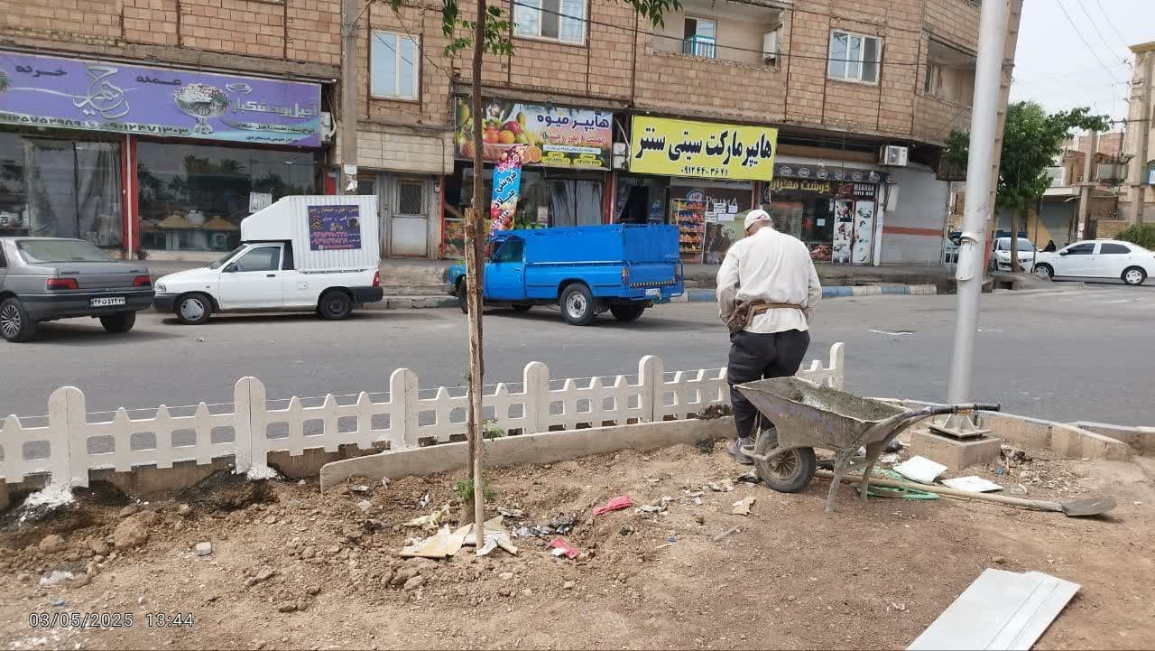  شهردار خبر داد؛ عملیات نصب نرده های بتنی در سطح شهر فرون آباد آغاز شد